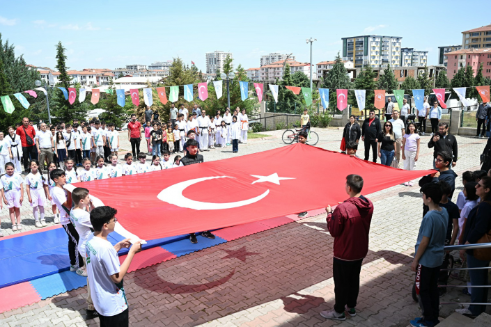 “Türkiye Yüzyılında Gençlerimize Büyük Görevler Düşüyor”